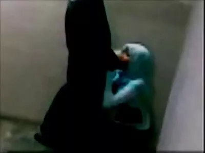 Съблазнителната баби порно жена с чернокоса прави страхотно шоу на тялото си