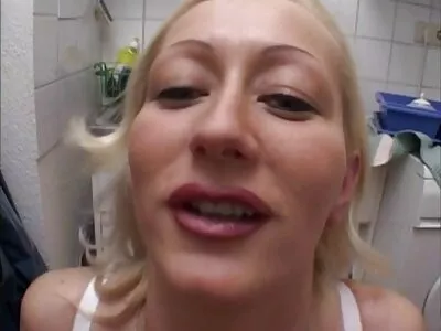Щастливото момче успява да прецака мащехата на sex sas babi приятел до спящия