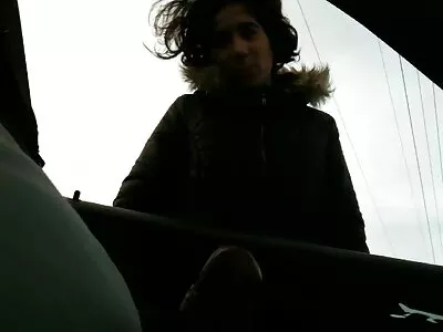 Двама добре закачени момчета и една руса млада девойка са в бисексуална порно с бабички тройка