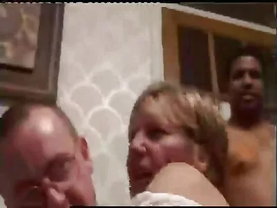 Маце се хвърля на приятел и започва да използва stari babi se ebat члена му