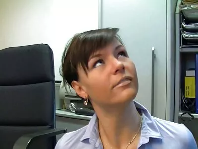 Развълнувани уличници sex sas babi се впускат в луда тройка точно на тенис корта