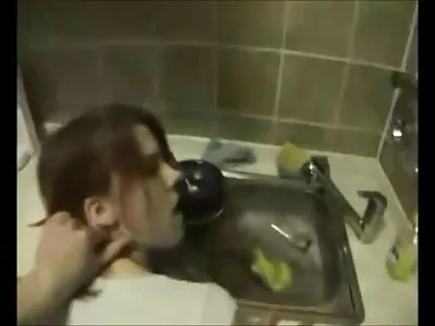 Cameraguy  убеждава тъмнокосата красавица да показва цици за пари