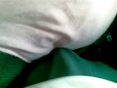 Брюнетка тийнейджър  петел пълнени в устата и путка