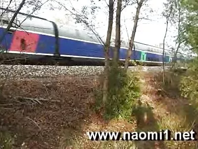 Стройната татуирана брюнетка секс клипове с баби се изкривява с любовника си