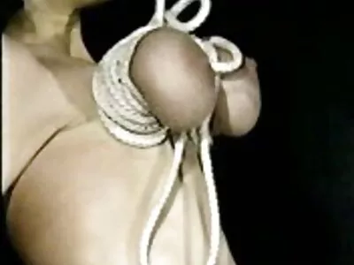 Две похотливи кукли се наслаждават на голямото му черно парче месо анален секс с баби