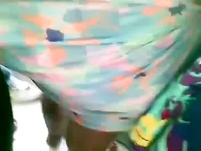 Imperious MILF принуждава естествената блондинка да оближе подрязаната си праскова seksi lelki