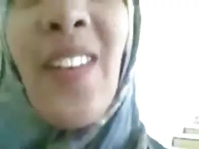 Две мадами се опитват да лижат путка, докато са чукани баби секс
