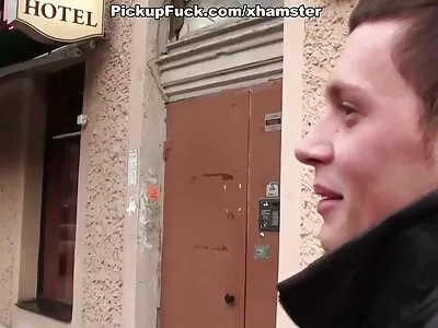Три ранди момичета ще позволят на техния приятел да се присъедини към тях