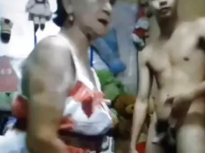 Футболист се простира на диван секси MILF с секс на баби очила