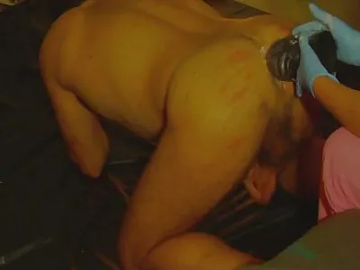 Секс полудяла тийнейджърка е twerking на голям твърд кост
