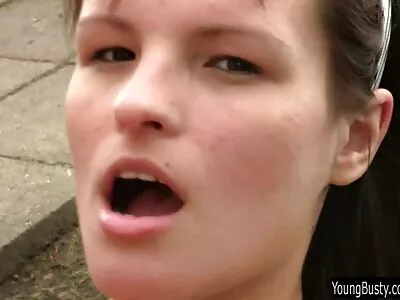 Обесеното гадже  чука похотлива мащеха и дъщеря й