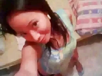 Бъдещата лесбийка има първите си уроци по лесбийски porno lelki секс с четири GF