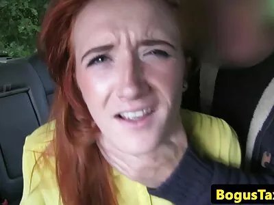 Миниатюрната блондинка се наслаждава porno babi на голяма дрънкалка в задника си