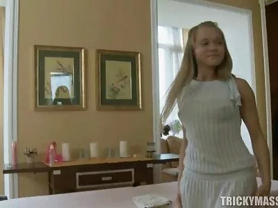 Жена с великолепни цици ги анален секс с баби използва за изкушаващ мъж