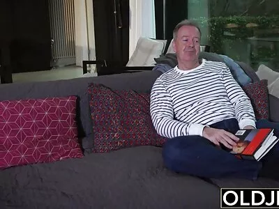 Тя просто обича да се набива на дебелото му парче ebane na lelki месо