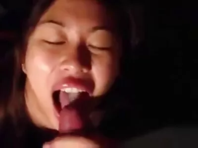 Гладуваща петел сладурка, смучеща вкусен донг в  POV