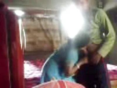 Горещите момичета се събличат и ближат една друга в спалнята sex lelki
