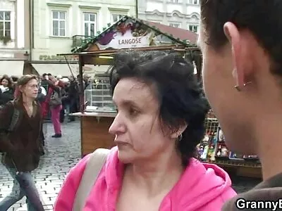 Лесбийски екшън с две горещи ххх баба приятелки в спалнята