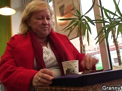 Сладка женска Мадисън Йънг, близана от зрелия любовник Дарла Крейн порно с баби