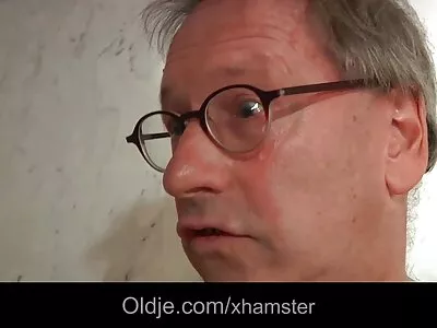 Изумителната MILF е много разпусната и обожава двойното проникване seks stari babi