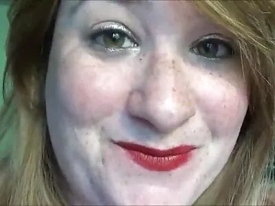 Целуваща се жена, омагьосана от голям porno s stari babi черен петел в устата си