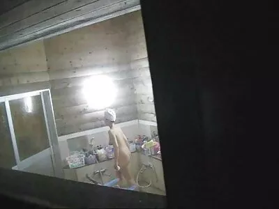 Това дребно момиче се радва да има голям гола стара баба хуй в устата и путка