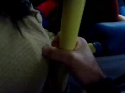 Испански жребец прониква в покорна сладурана по целия диван баби порно