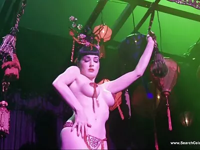 Бледо червенокоса и ослепителна sex lelki блондинка се блъсна в гореща тройка