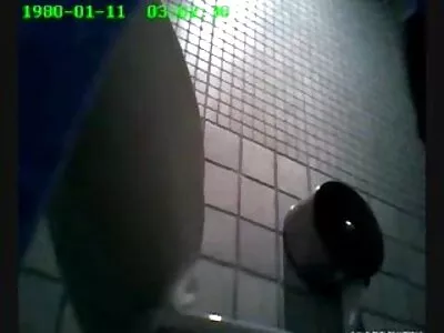 Изневеряващият баби порно съпруг почти хвана шибания татуиран тийнейджър