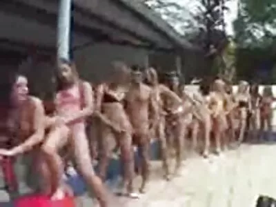 Брюнетка тийнейджърка иска да озъби дупката си porno s debeli babi с голям инструмент