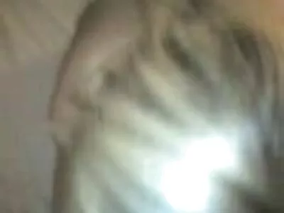 Брюнетка красавица с нахални цици се радва на смучене на голям  хуй